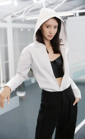 金晨休闲运动风性感写真图片_3