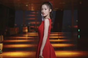 汤梦佳优雅红裙写真图片_2
