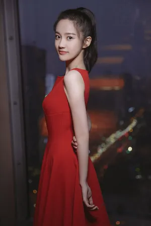 汤梦佳优雅红裙写真图片_4