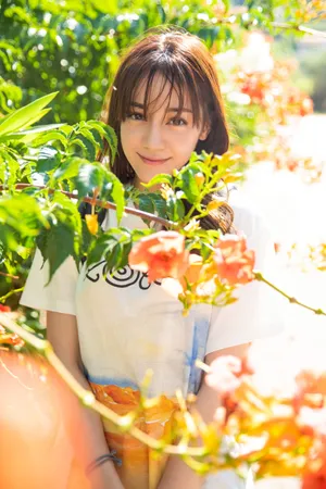 迪丽热巴甜美浪漫写真图片