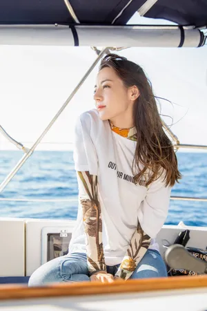 迪丽热巴海上旅拍写真图片_8