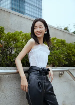 周雨彤黑白配酷美写真图片
