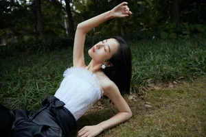 周雨彤黑白配酷美写真图片_1