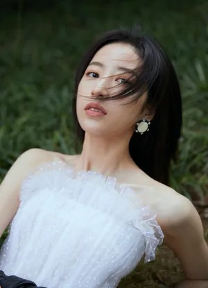 周雨彤黑白配酷美写真图片_6