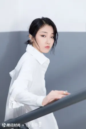 yamy简约摩登纯白写真图片_6