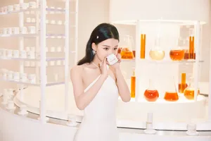 孙怡吊带裙性感活动照图片