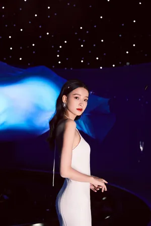 孙怡吊带裙性感活动照图片_3
