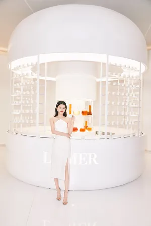 孙怡吊带裙性感活动照图片_6