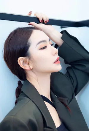 戚薇率性利落西装写真图片_5