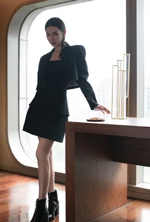 戚薇率性利落西装写真图片_6