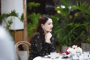 徐璐大爱心耳环靓丽图片