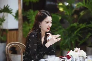 徐璐大爱心耳环靓丽图片_2