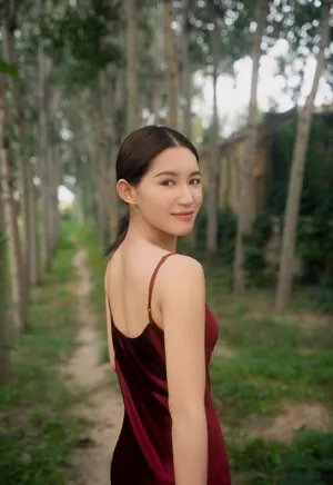苏青吊带裙性感优雅写真图片