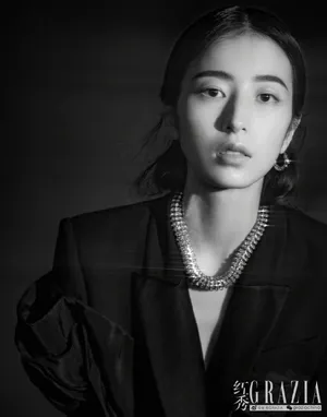 周雨彤黑白光影酷美写真图片