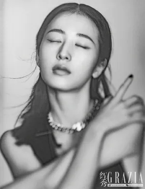 周雨彤黑白光影酷美写真图片_4