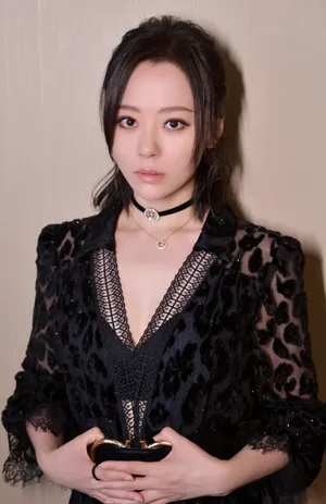 张靓颖时尚酷黑写真图片