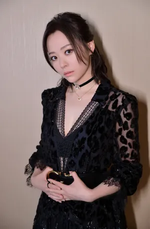 张靓颖时尚酷黑写真图片_2