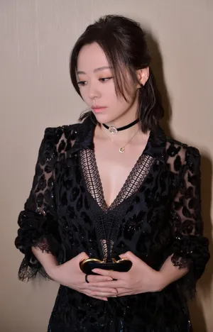 张靓颖时尚酷黑写真图片_3