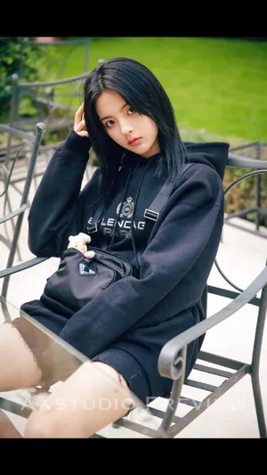 杨超越黑色系街拍写真图片_2