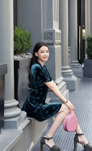 孙怡丝绒裙优雅写真图片
