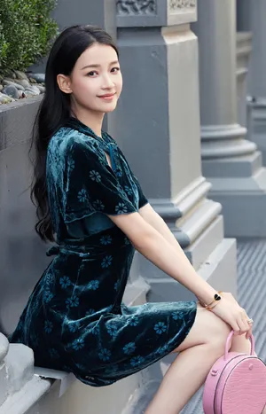 孙怡丝绒裙优雅写真图片_2