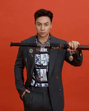 演员释小龙武侠气概帅气图片