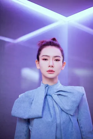 戚薇精致复古写真图片