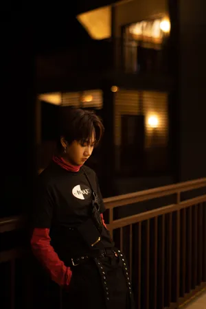汪苏泷帅气光影夜拍写真图片_1