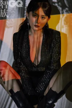 热依扎朦胧光影性感写真图片_4