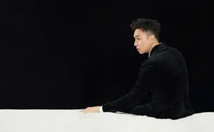 释小龙黑色西服帅气图片写真_1
