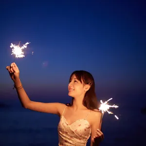 迪丽热巴绿洲大玩烟花棒甜美图片_1