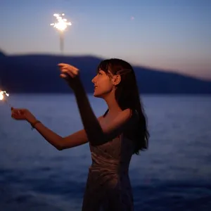 迪丽热巴绿洲大玩烟花棒甜美图片_1