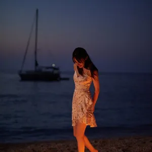 迪丽热巴绿洲大玩烟花棒甜美图片_3