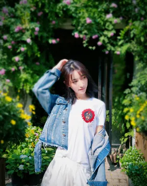 曲尼次仁甜美清新街拍图片