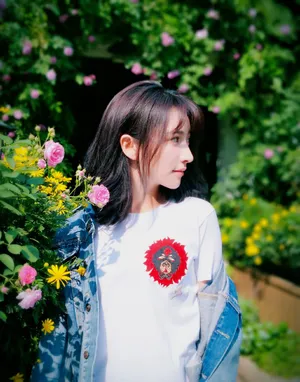 曲尼次仁甜美清新街拍图片