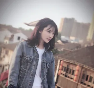 曲尼次仁甜美清新街拍图片_4