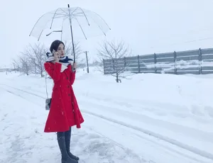 古力娜扎雪景红衣优雅图片