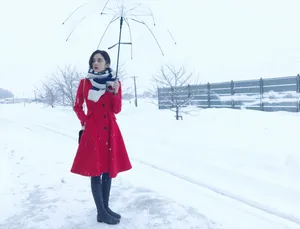 古力娜扎雪景红衣优雅图片_2