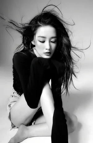李沁性感慵懒黑白写真图片_1