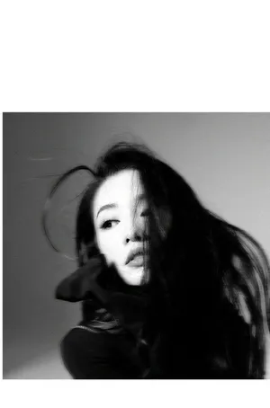 李沁性感慵懒黑白写真图片