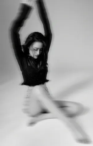 李沁性感慵懒黑白写真图片_2