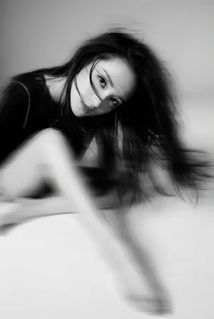 李沁性感慵懒黑白写真图片_3