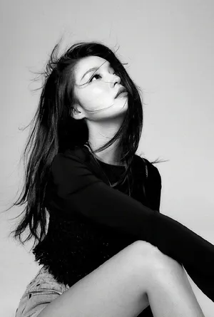 李沁性感慵懒黑白写真图片_5