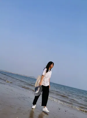 谭松韵海边私服照图片