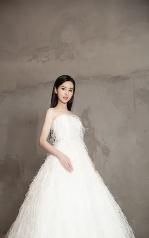 陈都灵羽毛裙唯美写真图片