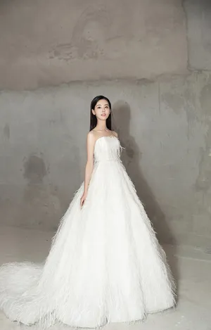 陈都灵羽毛裙唯美写真图片_3