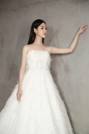 陈都灵羽毛裙唯美写真图片_5