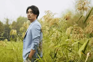 陈龙浅蓝色西装帅气图片