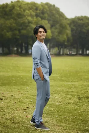 陈龙浅蓝色西装帅气图片_2