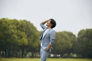 陈龙浅蓝色西装帅气图片_3